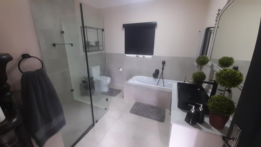 4 Bedroom Property for Sale in Meerhof North West